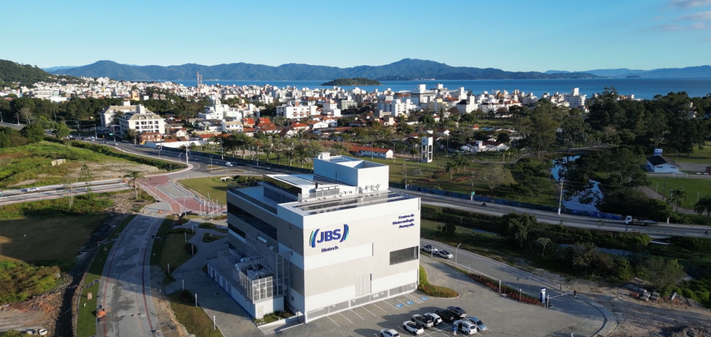 Com estrutura de mais de 4.000 m2 dedicados à pesquisa e desenvolvimento, a JBS Biotech conta com mais de 20 laboratórios altamente especializados
