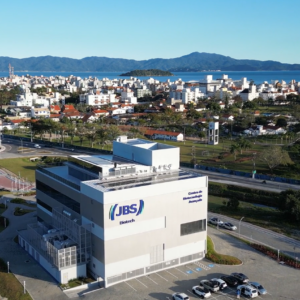 Com estrutura de mais de 4.000 m2 dedicados à pesquisa e desenvolvimento, a JBS Biotech conta com mais de 20 laboratórios altamente especializados